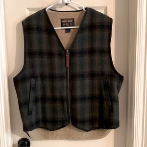 Men’s Medium Woolrich Sherpa Lined Vest EUC like NWOT